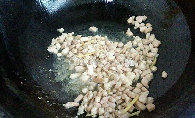 起油锅，倒入肉末，翻炒到肉末变色