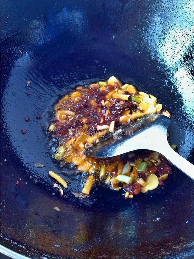 放豆瓣酱炒出红油