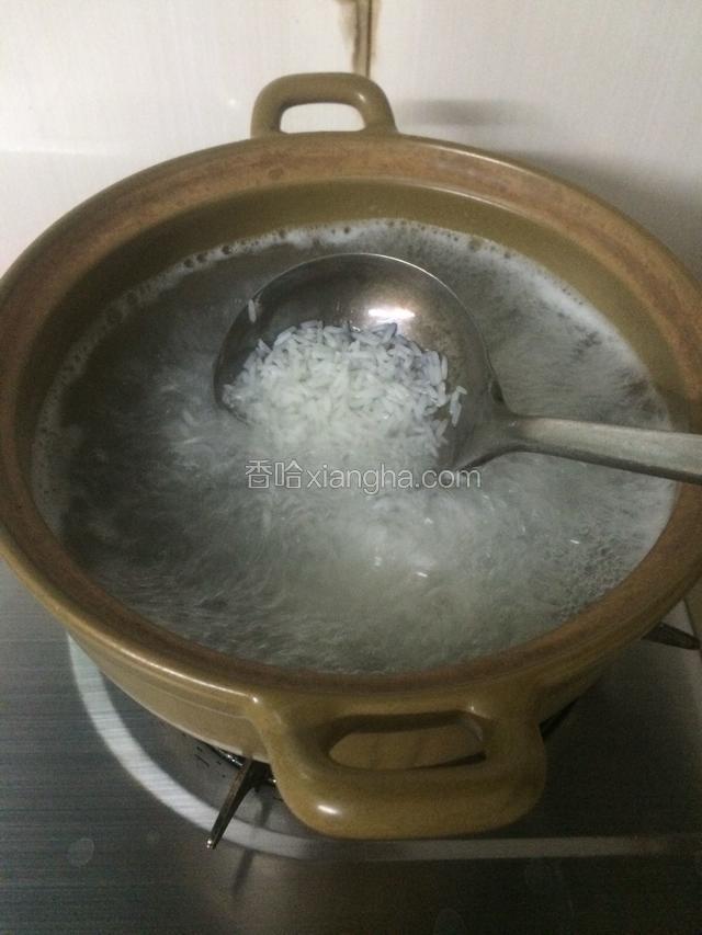 砂锅煮开水，把提前泡好的大米倒入锅中，每隔几分钟充分搅拌一次，至米粥开花，滴入几滴芝麻香油…