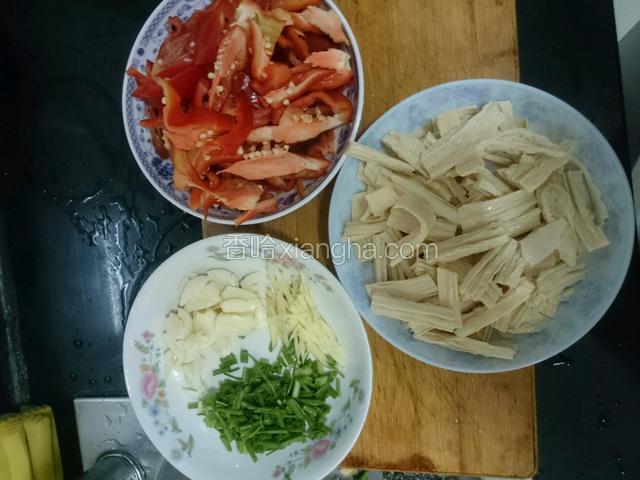 1.葱姜蒜切碎
2.辣椒不要切用削的
3.泡发好的腐竹切好