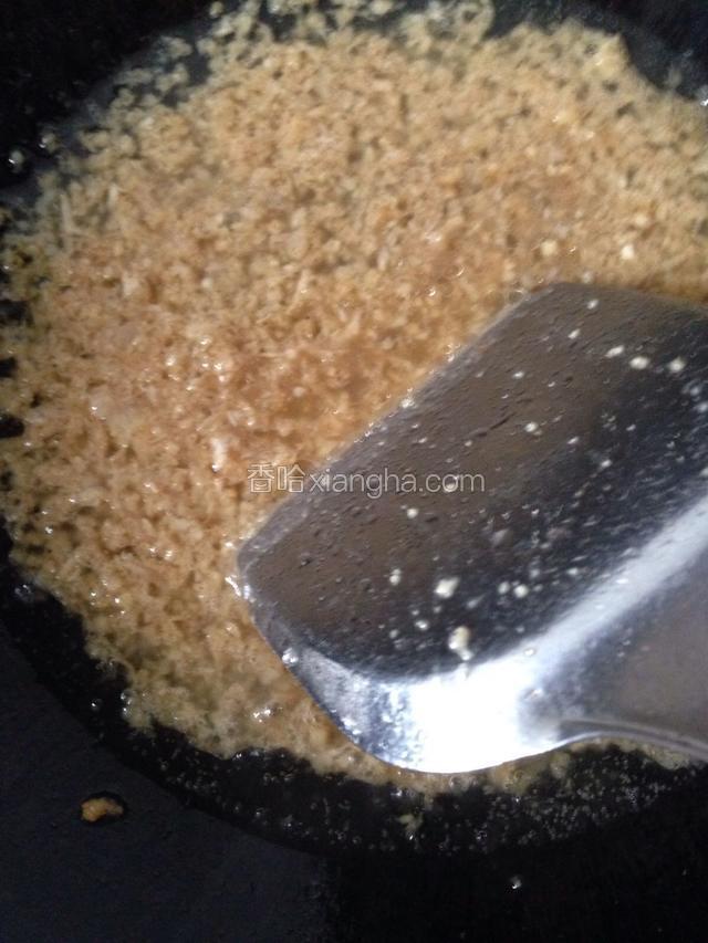 加入少许料酒，盐，生抽，白糖和白胡椒粉，再加小半碗水一起烧开，做卤汁。
(我家做菜不喜欢用味精，喜欢原汁原味，如果有需要可以自行添加)