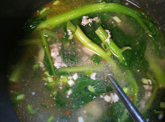 油入锅烧热，放蒜子和豆豉炒香放水煮开，放菜芯烧滚水，放剁碎的瘦肉，入葱姜盐味精鸡精起锅；