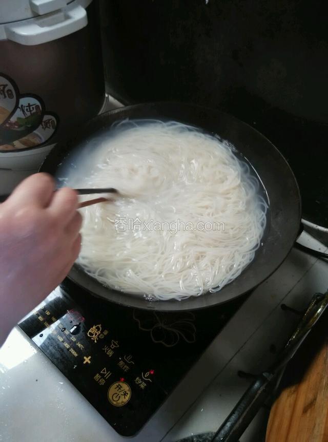 水烧开，入面煮两分钟捞出面，用凉水冲洗两遍；