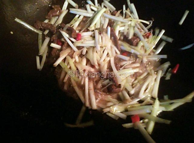 翻炒变色放盐，糖再放入牛肉丝翻炒均匀，加入味精少许醋胡椒粉！