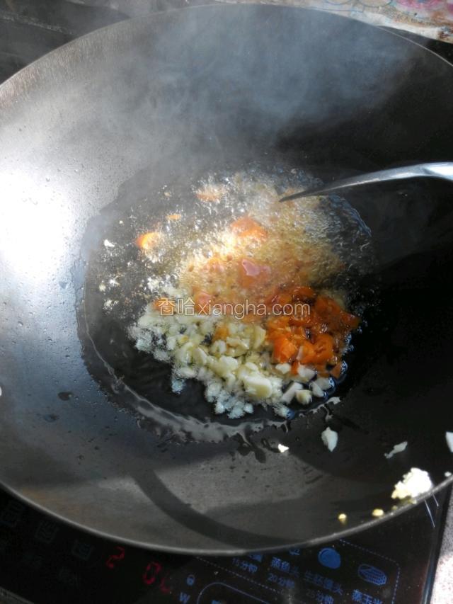 油锅烧热，放蒜头跟黄椒爆香