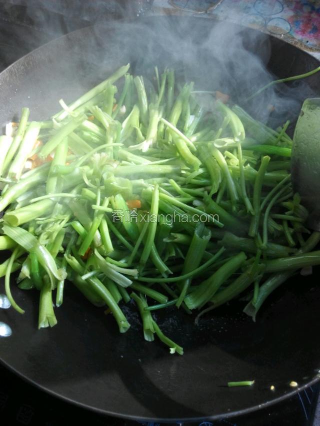 再加入菜杆，炒匀