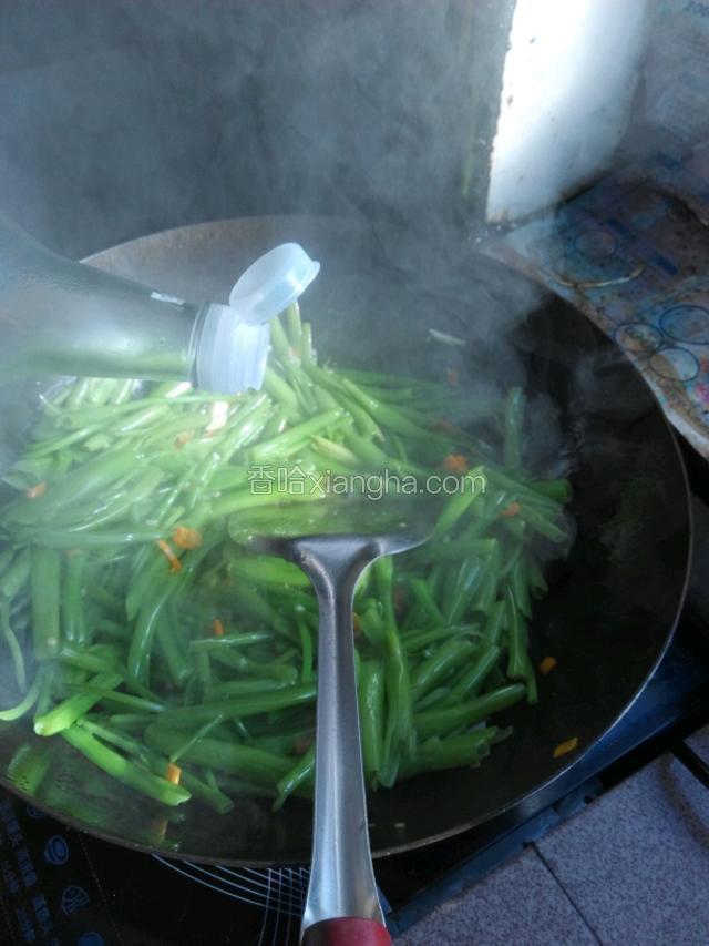 炒的稍微有点软的时候加入醋