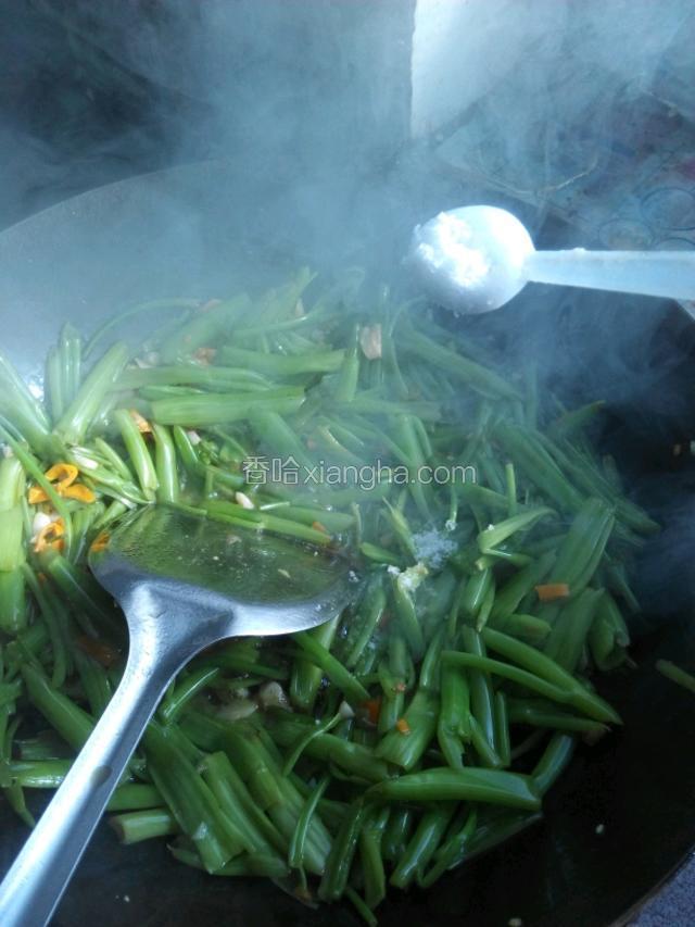 再依次加入盐，水份炒干以后就能起锅了