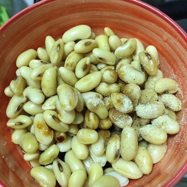 煮烂的黄豆用盐，味极鲜，糖，胡椒粉，醋，泡在碗里半小时以上