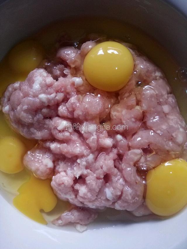 肉馅放入容器内打入鸡蛋