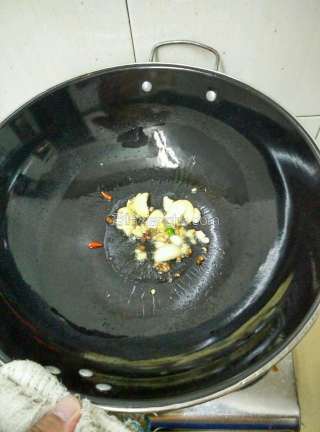 锅内入油烧热，加入大蒜，花椒，姜，煸炒出香味！