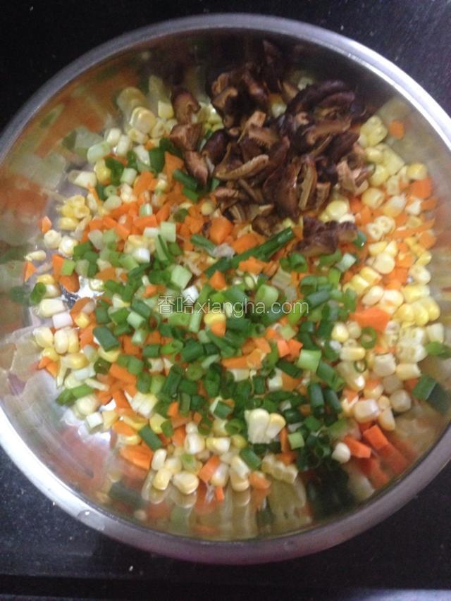 首先要煮米饭哦！剩饭也行滴，我是直接电饭锅煮，煮好就打开盖，放凉会，然后炒食材搅拌就行了。
接下来香菇泡水软后，将葱，玉米，红萝卜切小细块