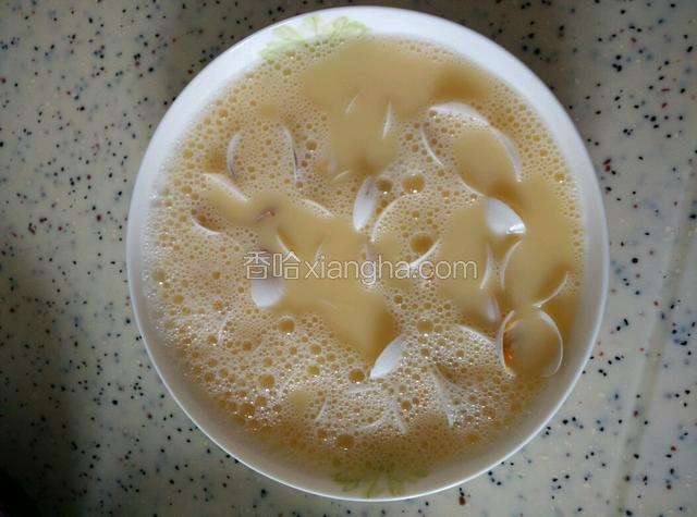 烫蛤蜊的水稍沉淀后小心舀出几大勺，加适量冷水，调成温水，量大约是2个鸡蛋液的2倍。将鸡蛋液倒入温水，加少许盐打散，直至蛋液有细腻的小泡出来 ，将蛤蜊一个个排入蛋液，用保鲜膜封住。


