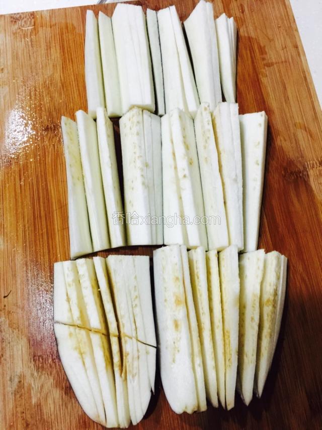 茄子切条，撒上少许盐