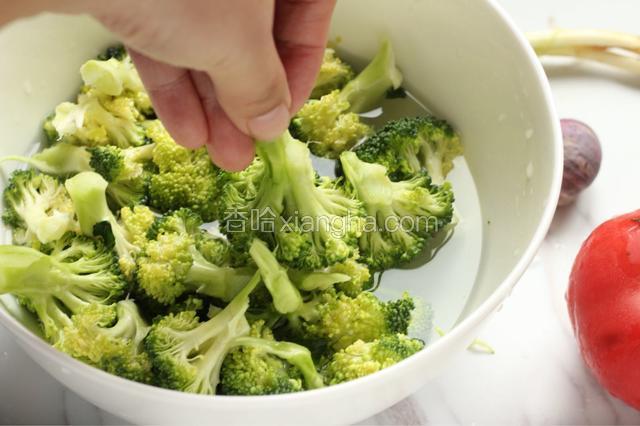 将西兰花用手掰成小朵，大头朝下浸泡在盐水中静置二十分钟，去虫去农药残留。