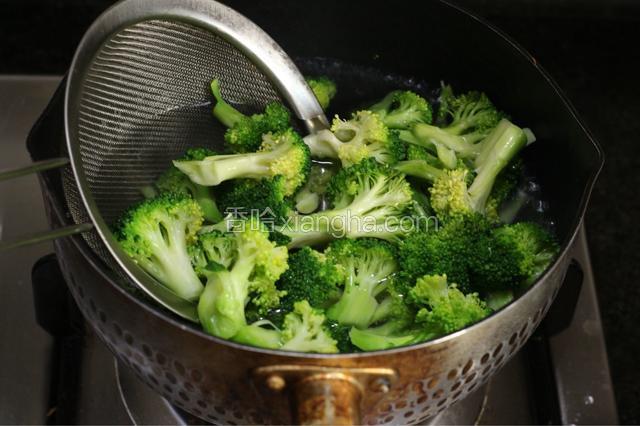 烧开一锅水，加入些许盐油，将西兰花放入沸水中焯一下。大约1分钟即可。