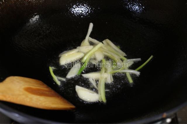 锅中倒入橄榄油，稍热，放入蒜片、葱白煸香。