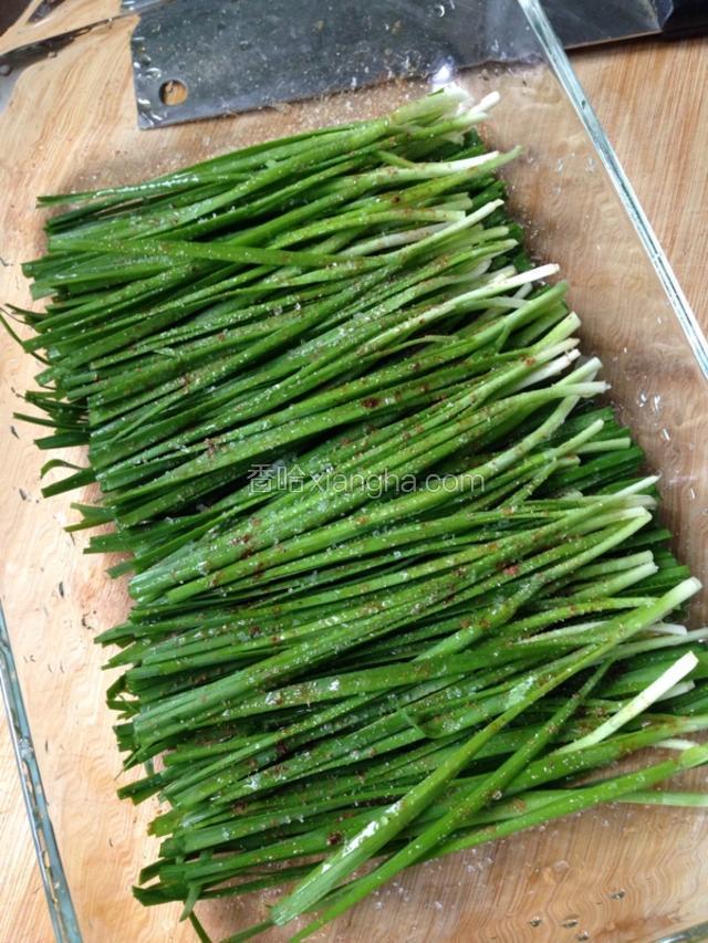 再把另外一半铺上去，同样在韭菜上刷上花生油，撒上椒盐，孜然粉，五香粉，味精。
然后放入微波炉烤3分钟，我忘了拍照
(备注：烤韭菜不要蒙保鲜膜，蒙了保鲜膜韭菜会出水)