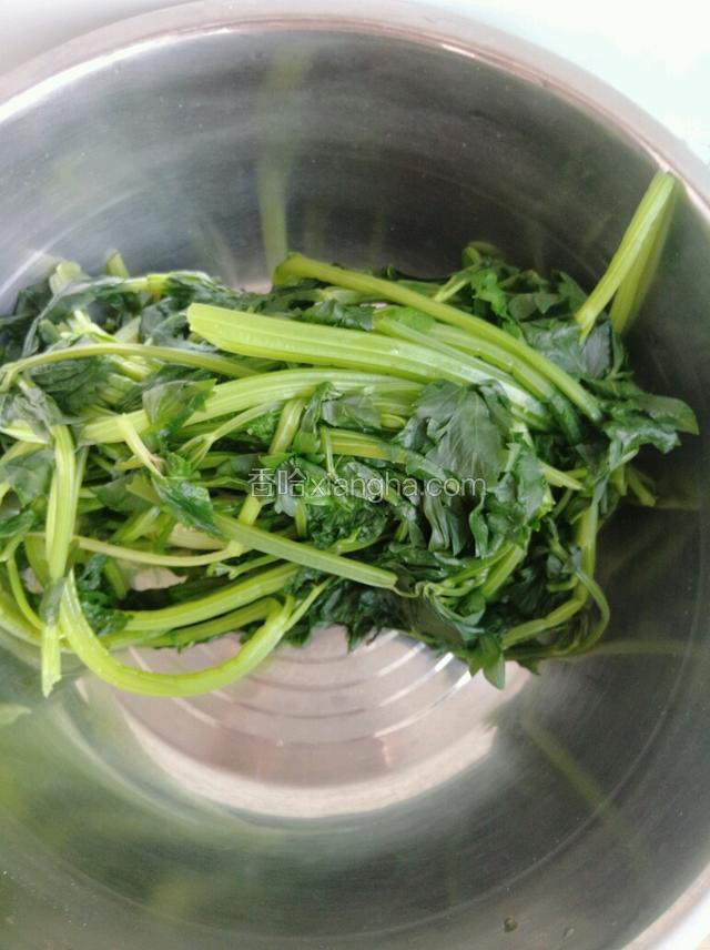 芹菜洗净，用热水抄一下