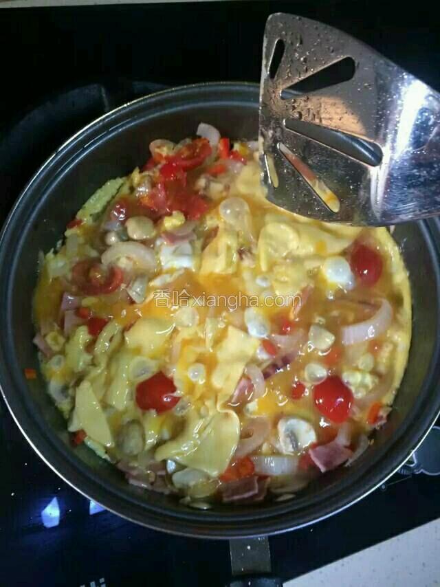 用铲子铲松鸡蛋，待鸡蛋变得半熟，然后调成小火直到鸡蛋液基本凝固便可以出锅。