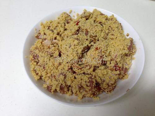 土豆切片放入容器底部，然后将排骨码好