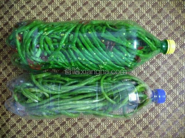 此时便可以将弄好的菜豆放置于空的容器中密封起来
（喜欢吃辣椒的，可剁细加入—够味）