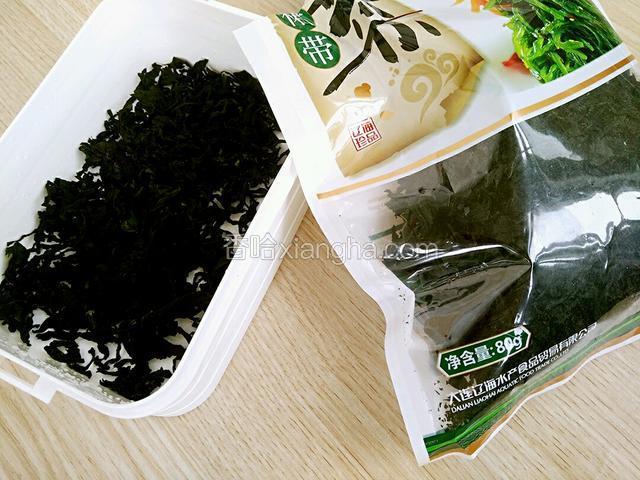 将裙带菜倒在容器里
