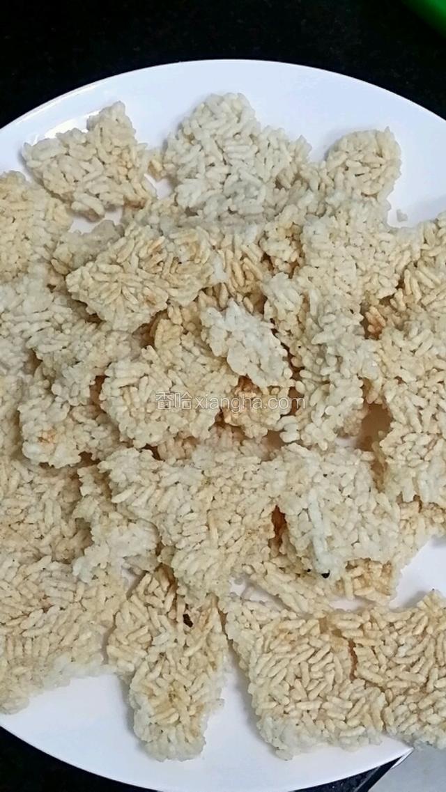 今天买回现炸的锅巴，掰成块摆在盘子里