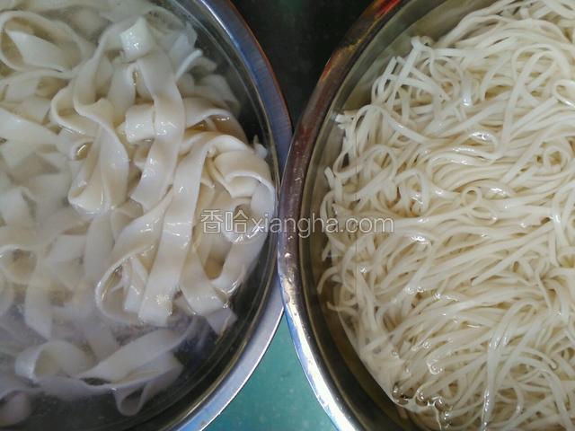 面上锅煮好，捞出放入准备好的凉开水里，降温备用，我下了两种面，宽面和细的碱面。