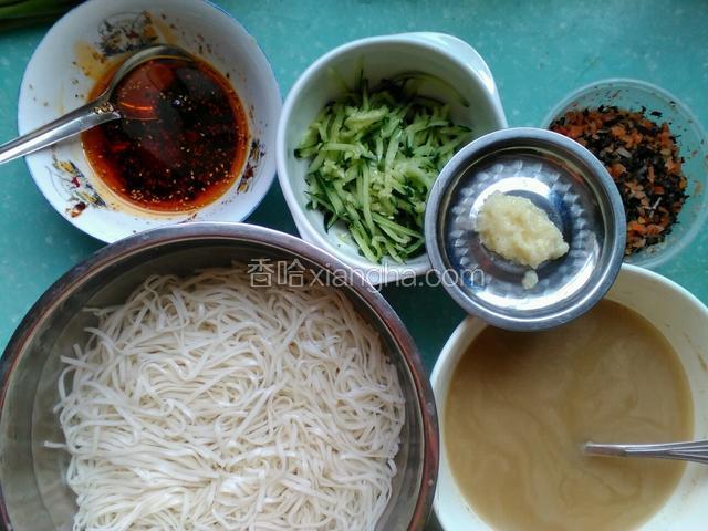 麻汁加入大点的碗里，加上醋，盐，白砂糖，再加上水调匀无颗粒，加入准备好的冰块。
