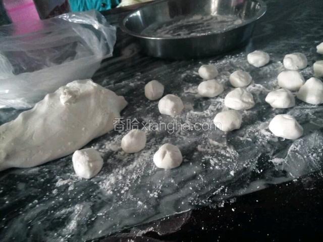 糯米粉准备好，先把一点糯米粉冷水下锅，开小火慢慢的把糯米粉搅成米糊型状。把弄好的熟米团放入干净的盆中然后再加入干粉搓成团。再分成小团团。