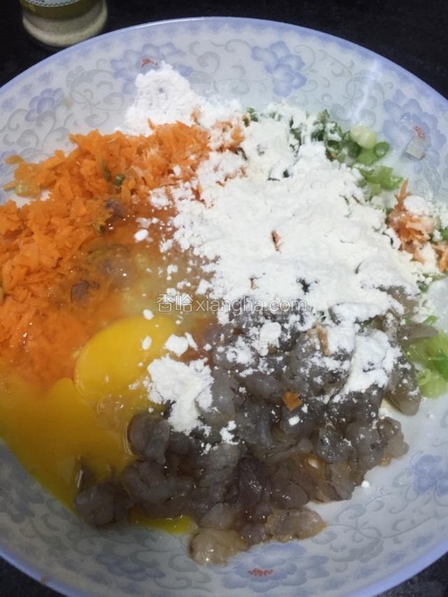 加入盐，胡椒粉少量玉米淀粉和面粉，搅拌均匀