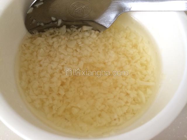 油烧热后（大概八九成热）浇在蒜泥上面，用汤匙快速翻拌，使蒜泥受热尽量均匀，炸出蒜香；
