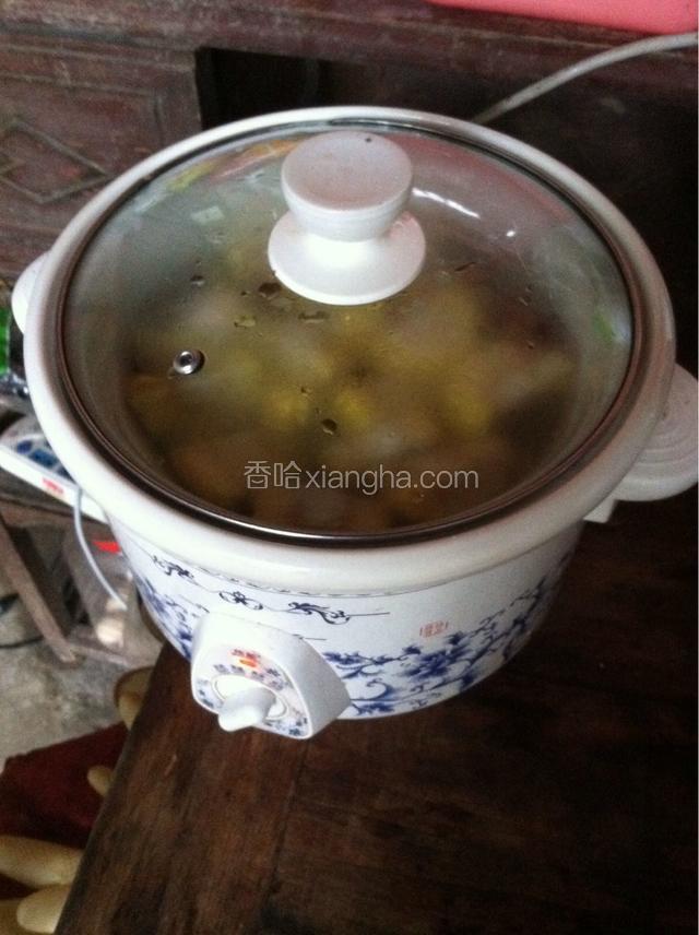最后放玉米，盖上盖子慢慢炖