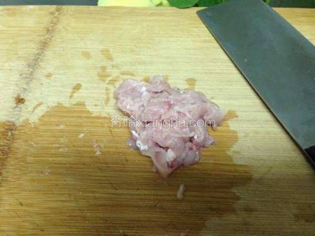 瘦肉切成薄片