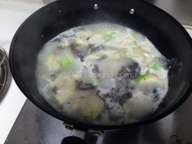 锅内放高汤或者水，大火烧开后，放入紫菜，继续熬煮一分钟