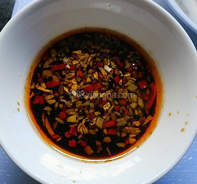 将油爆蒜姜辣椒末倒入调味汁中拌匀