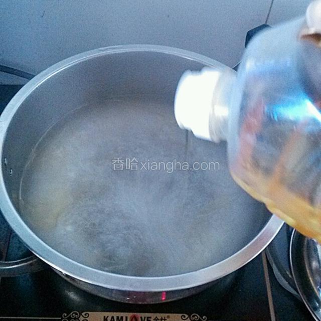 取一锅装适量清水大火煮沸，加入盐和调味油