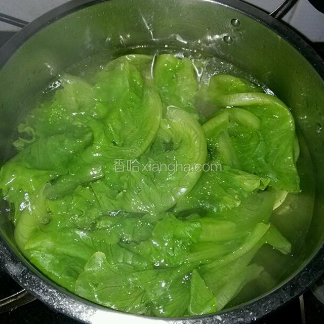 玻璃菜焯一下沸水，捞起沥干