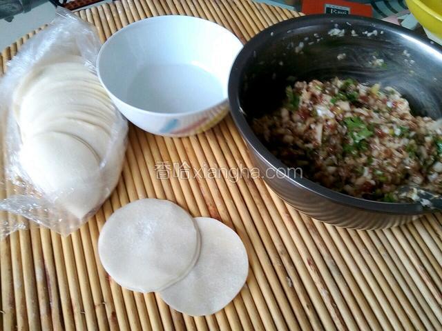 准备一小碗清水，调好的肉馅，饺子皮一袋