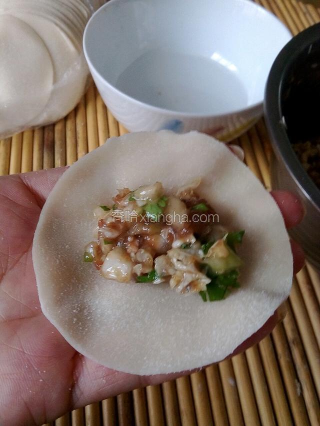 开包。因为买的饺子皮干，不容易捏合，用手指沾水涂在边上，就很容易了
