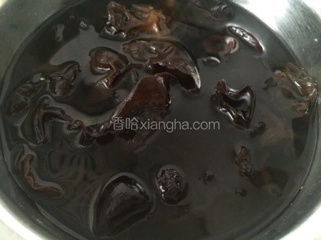 黑木耳提前泡发，用少许玉米淀粉或者小苏打清洗，便于洗去木耳表面杂质；