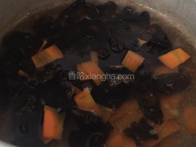 木耳撕成合适大小的块状，烧开水后，把木耳和胡萝卜片放在开水里焯2分钟左右，捞在冷水里过凉；