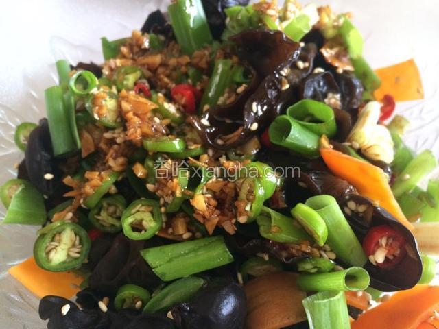 吃前把料汁淋在上面，拌匀即可；