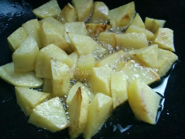 油热后土豆下锅炸，根据自己喜好，喜欢脆点炸的时间就少一点，喜欢软呢就多炸一下