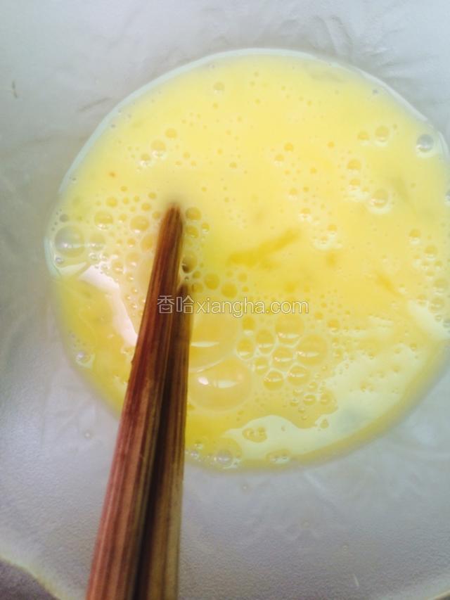 鸡蛋搅拌成鸡蛋液