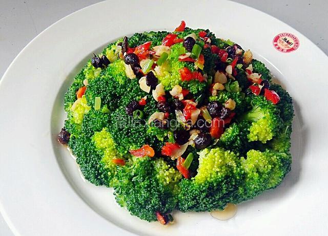 炒好的豆豉油放入西兰花上