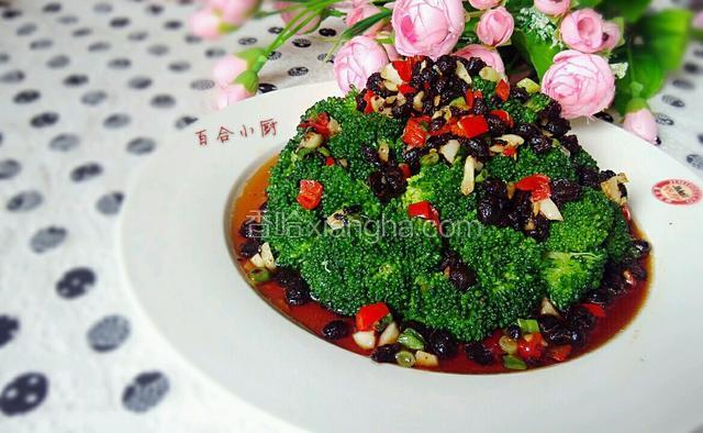 生抽，美味鲜酱油，香油(喜欢辣味可再加些辣油)拌匀后，淋去西兰花上即可