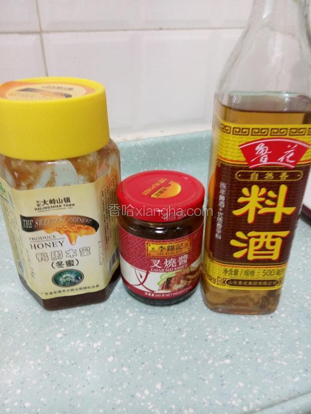 准备好腌鸡翅用的材料，将买回来的鸡中翅清洗干净控干水份备用～