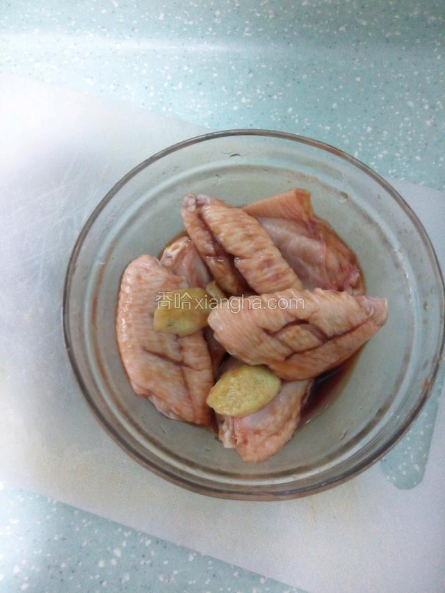 将鸡翅放碗里倒入料酒，叉烧酱，生抽，蜂蜜，生姜拌匀腌制一小时左右～